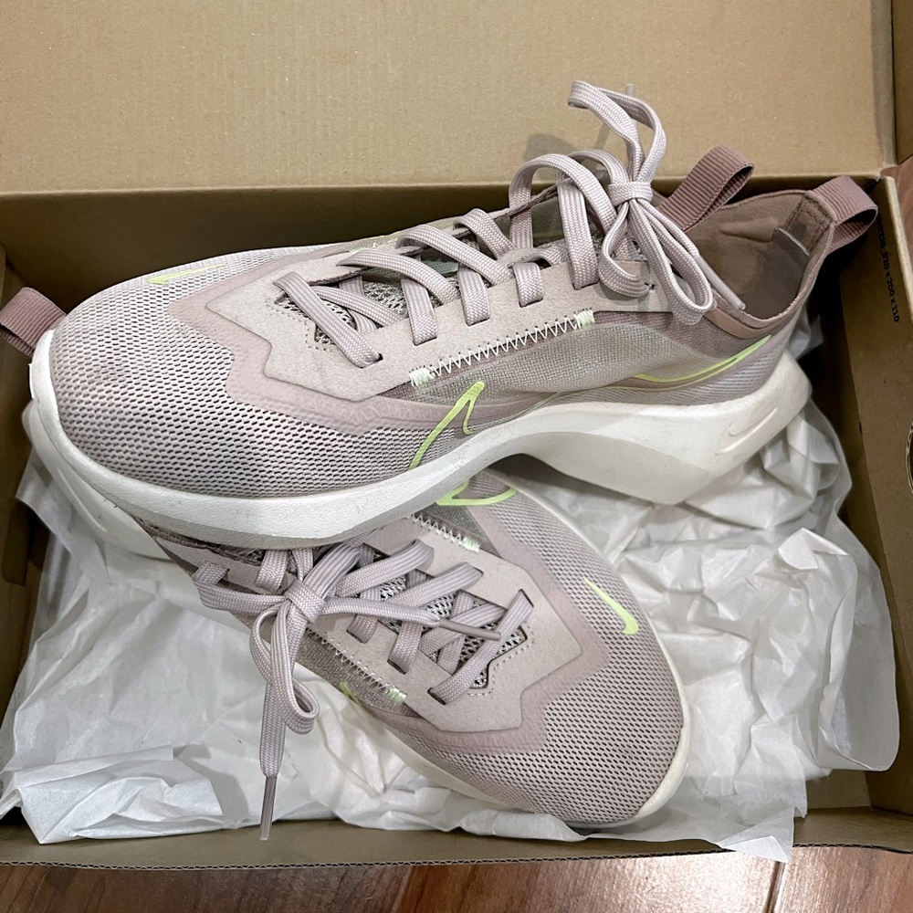 Women’s Nike Vista Lite size 7
